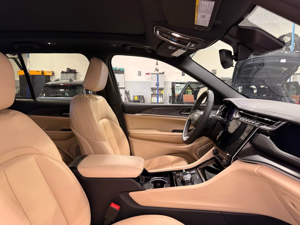 Thumbnail: 2022 Jeep Grand Cherokee - 28