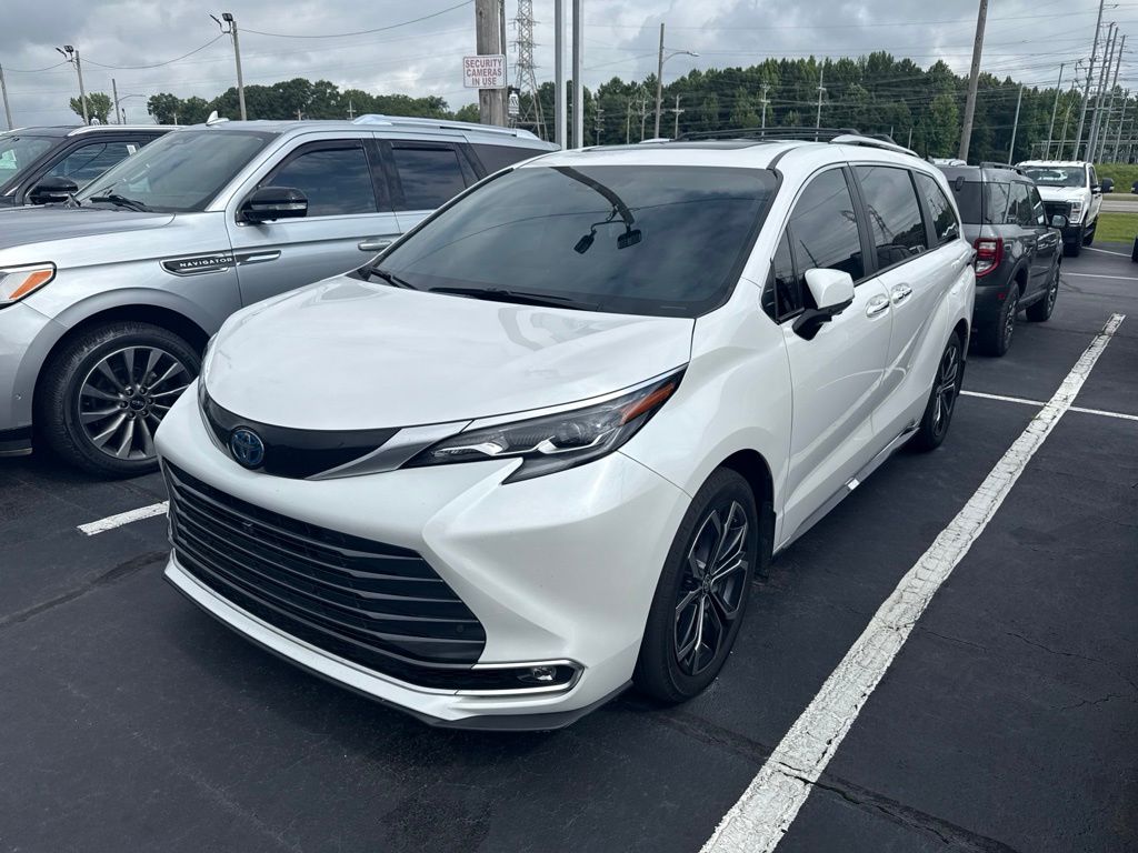 Pearl 2025 Toyota Sienna Minivan Front-Wheel Drive Continuously Variable Transmission