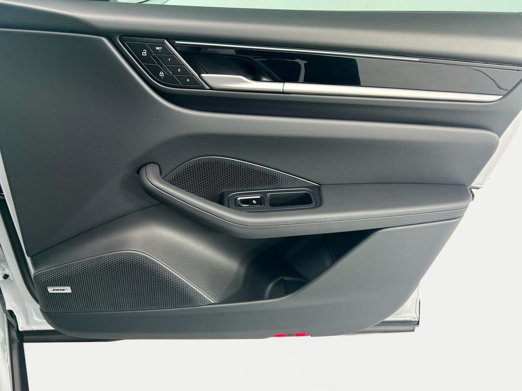 Thumbnail: 2026 Porsche Macan - 25