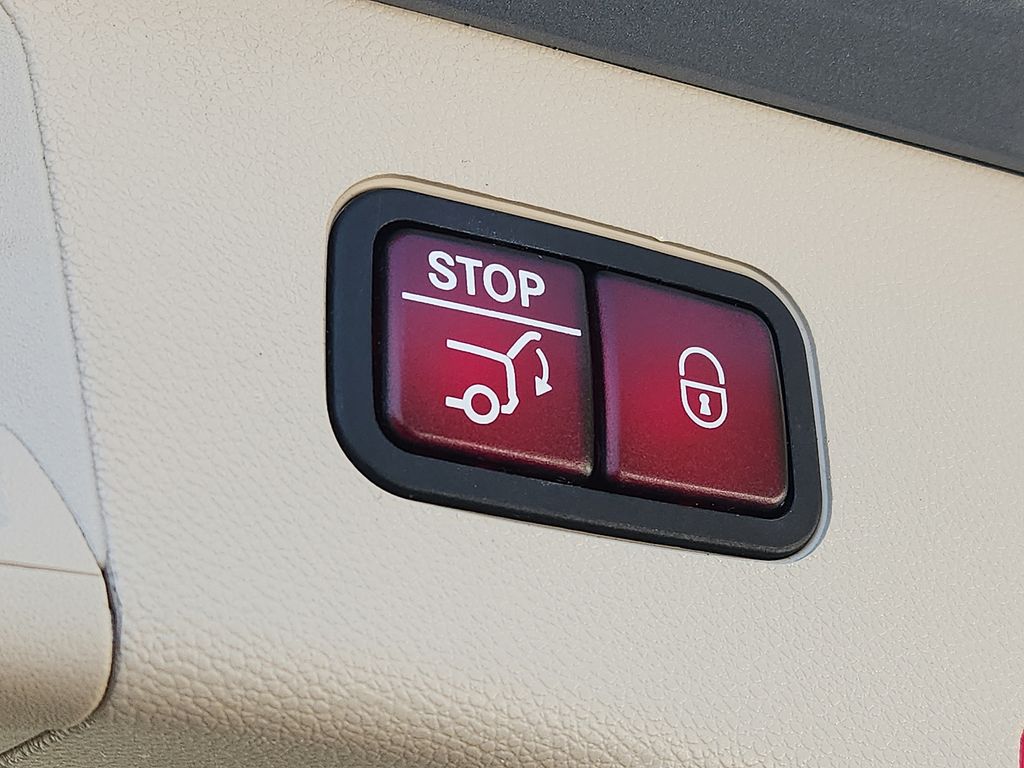 Thumbnail: 2015 Mercedes-Benz E-Class - 30