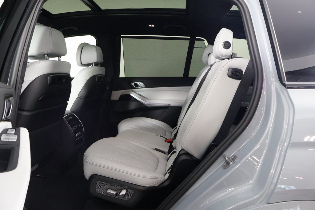 2025 BMW X7 xDrive40i 6