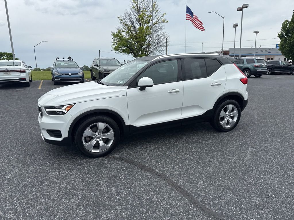 2020 Volvo XC40 Momentum White at Sutliff Volkswagen