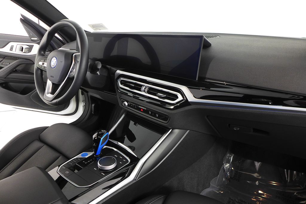 Thumbnail: 2023 BMW i4 - 13