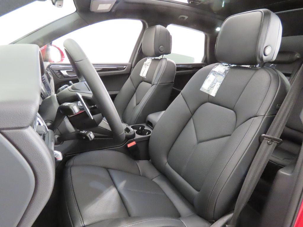 Thumbnail: 2026 Porsche Macan - 5