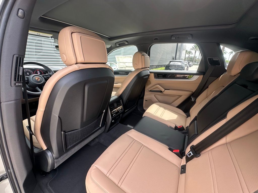Thumbnail: 2025 Porsche Cayenne - 32