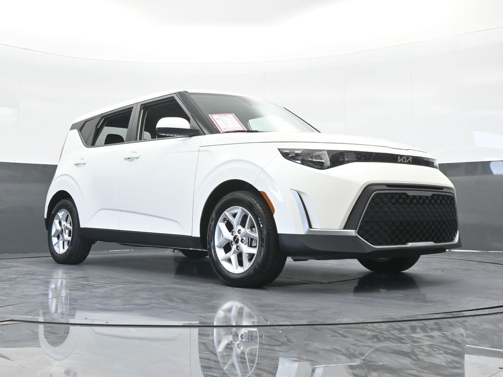 Used 2024 Snow White Pearl Kia LX image 58