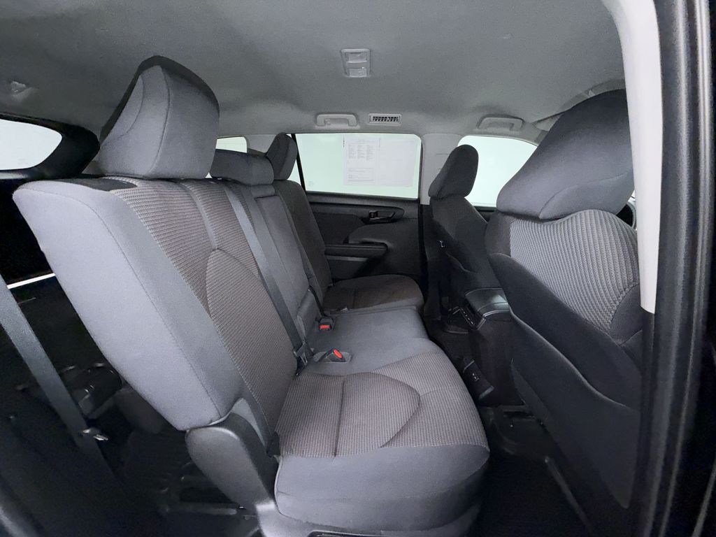 2022 Toyota Highlander LE - Photo 17