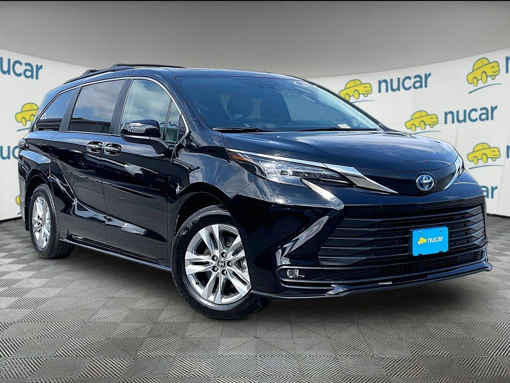 2025 Toyota Sienna — photo 1