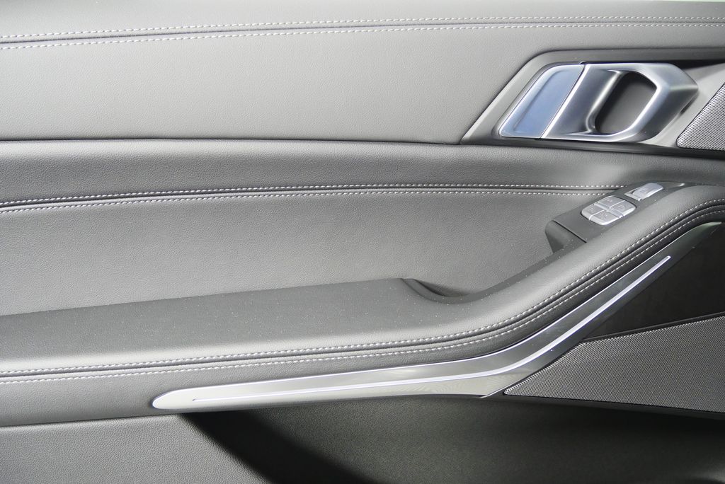 Thumbnail: 2026 BMW X7 - 13