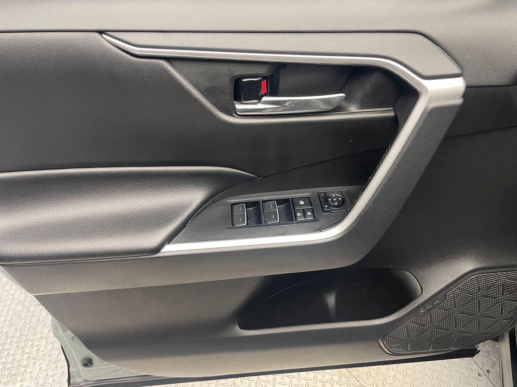 2022 Toyota RAV4 XLE 9