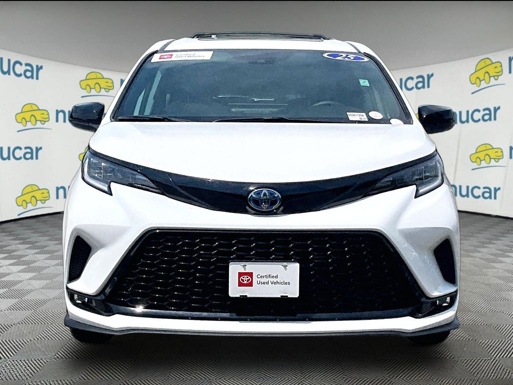 2025 Toyota Sienna — photo 2