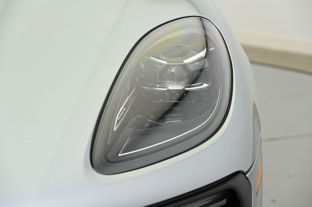 Thumbnail: 2025 Porsche Macan - 10