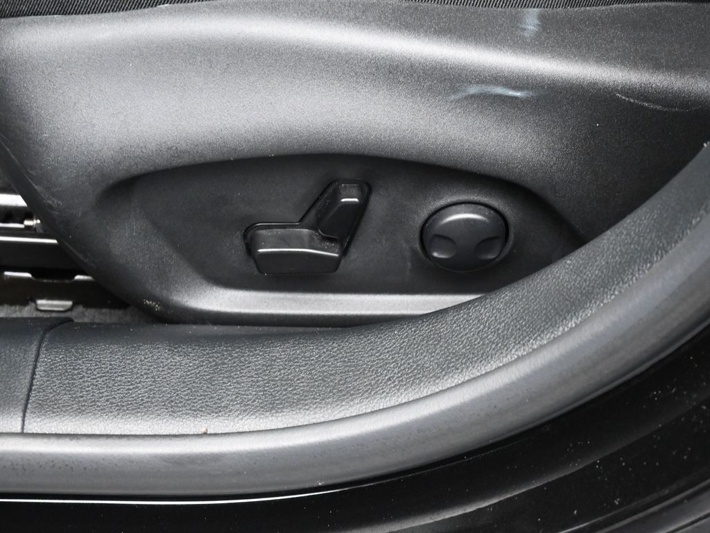 Used 2024 Diamond Black Crystal Pearlcoat Jeep Latitude Lux image 12