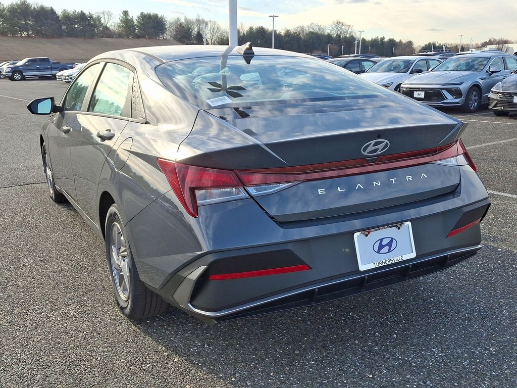 2025 Hyundai Elantra SE 3