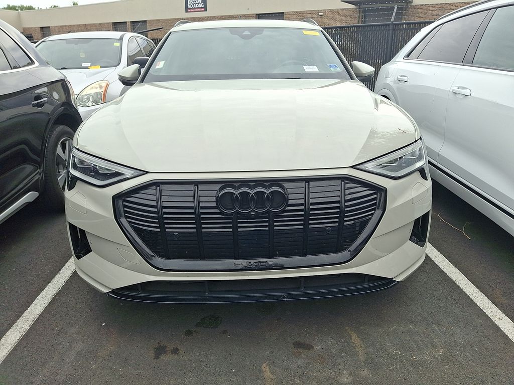 Thumbnail: 2022 Audi e-tron - 2