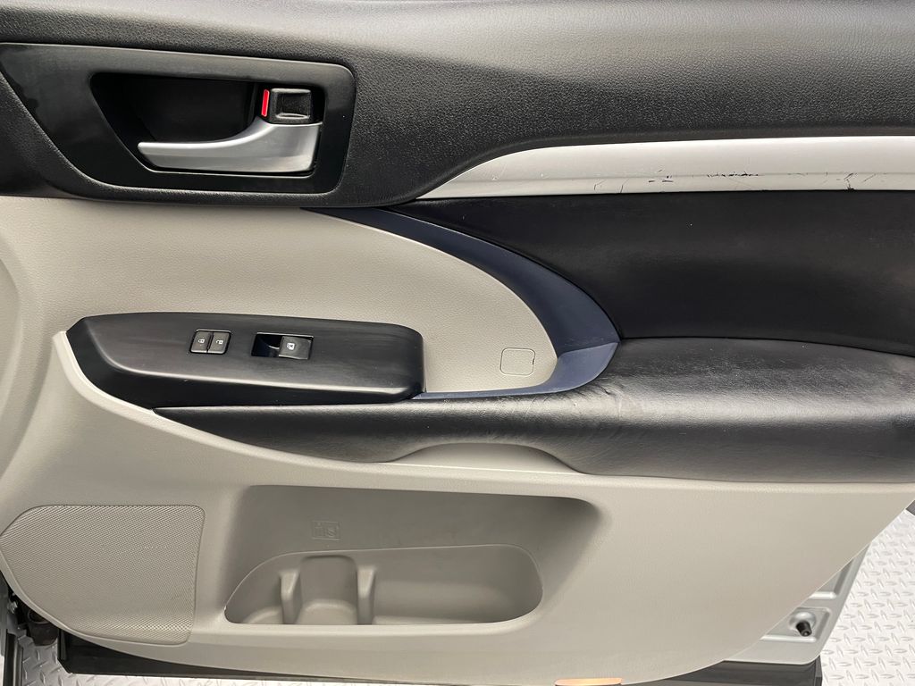 Thumbnail: 2019 Toyota Highlander - 15