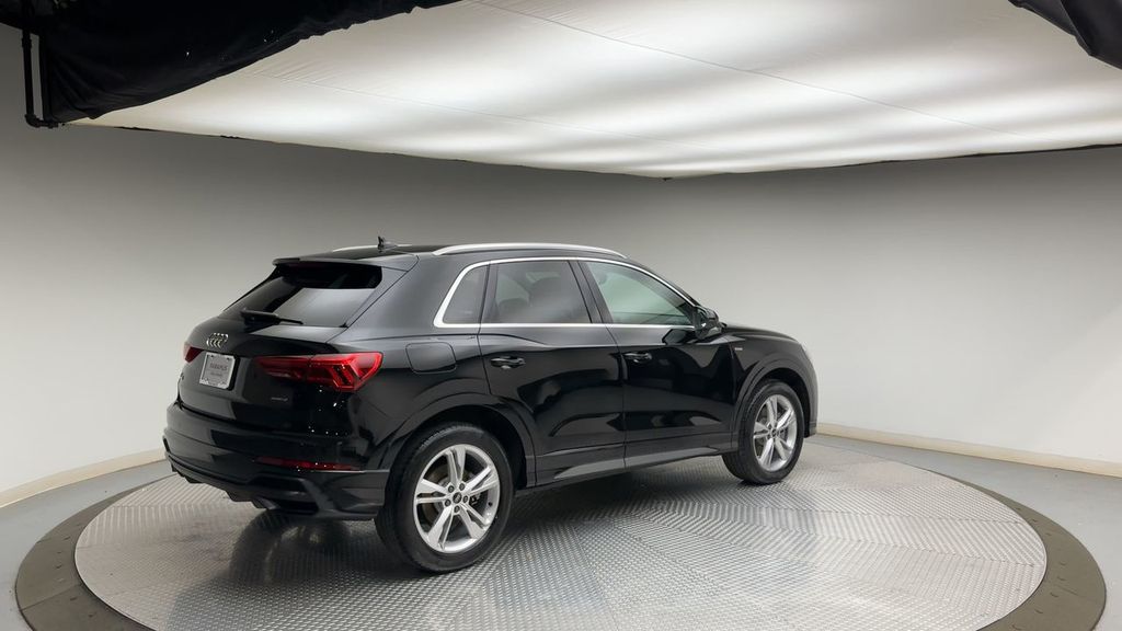 Thumbnail: 2021 Audi Q3 - 2