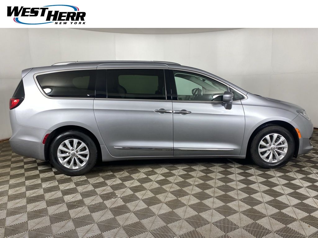 Used 2018 Silver Chrysler Touring L image 23