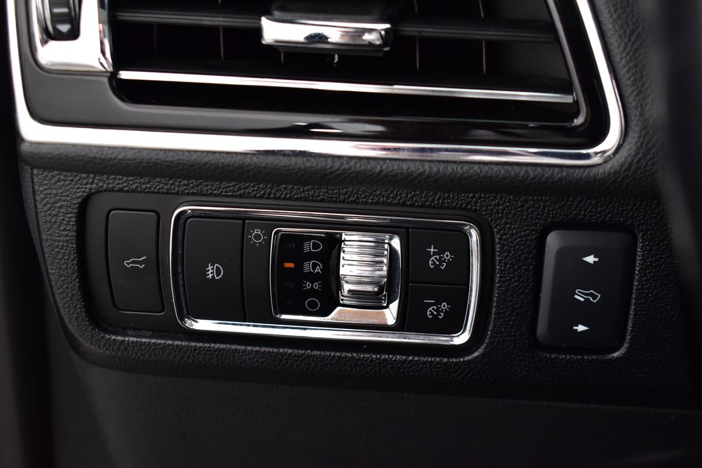 Thumbnail: 2024 Lincoln Navigator L - 13