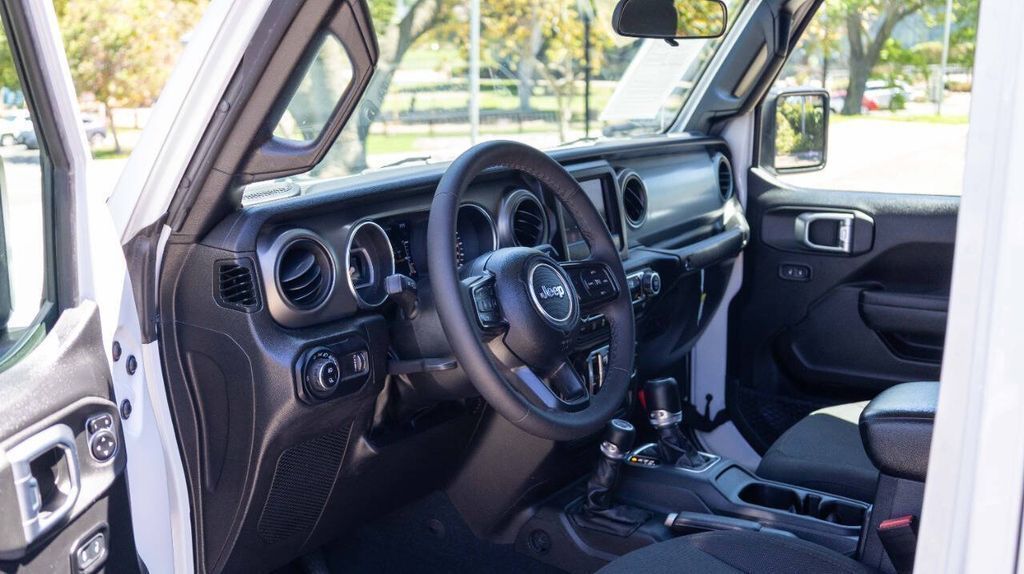 Used 2023 Jeep Gladiator Willys 4D Crew Cab