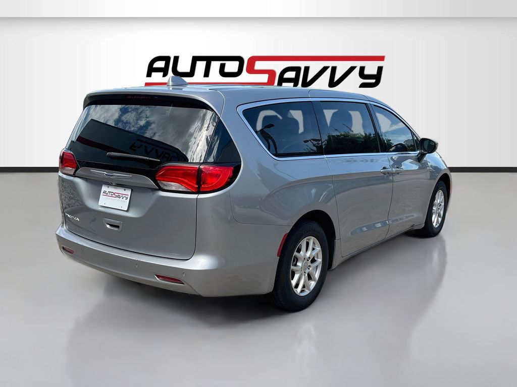 Used 2019 Silver Chrysler LX image 7
