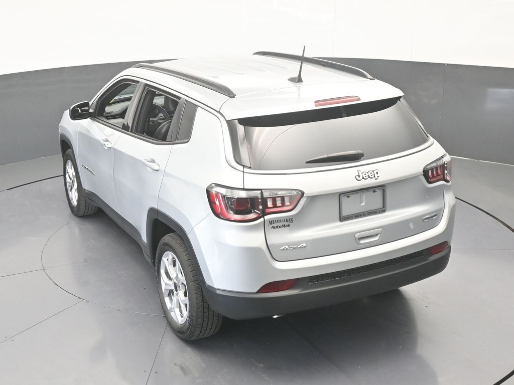 Used 2025 Silver Zynith Metallic Clearcoat Jeep Latitude image 19