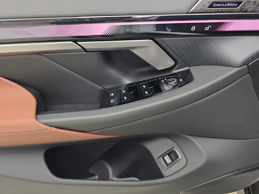 2026 Bmw 550e 550e xDrive photo 13