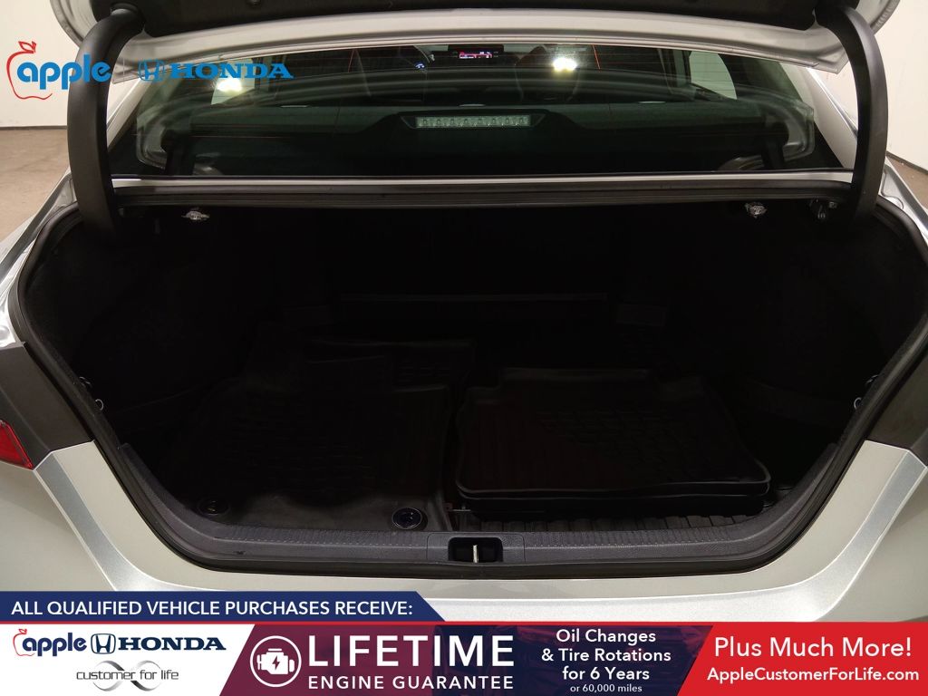 2022 Toyota Camry SE Hybrid