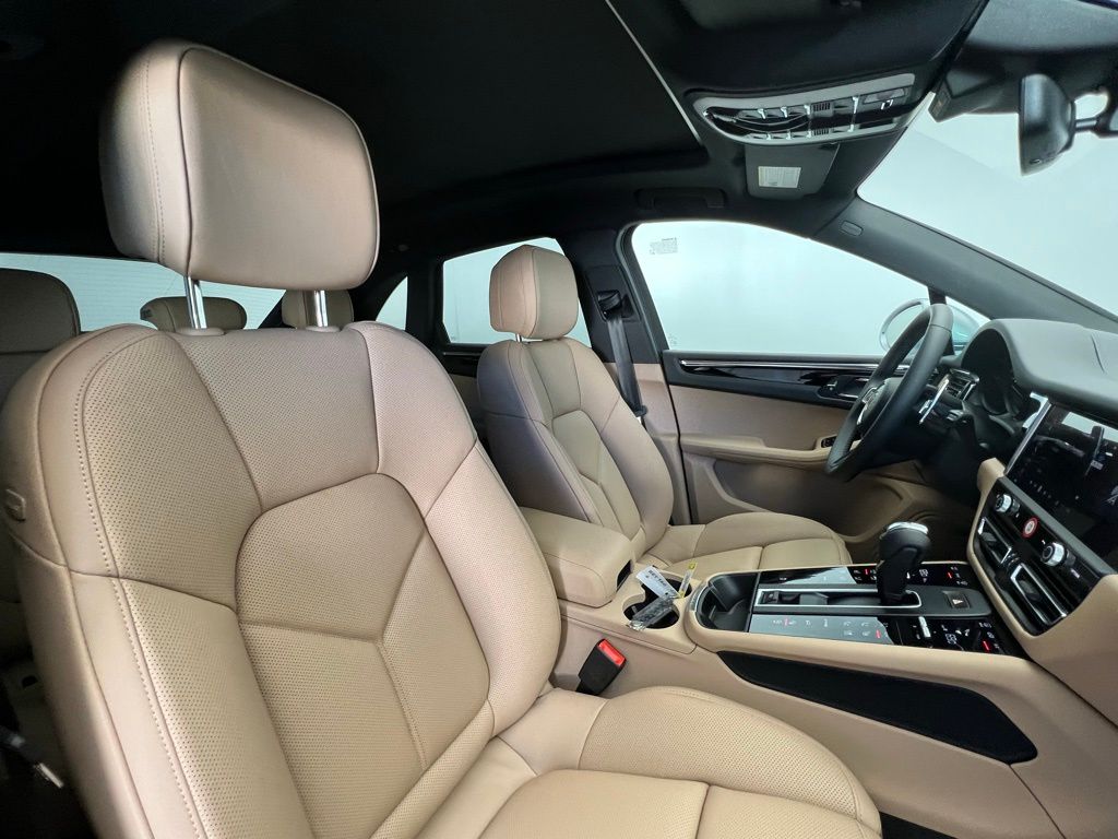 Thumbnail: 2026 Porsche Macan - 22