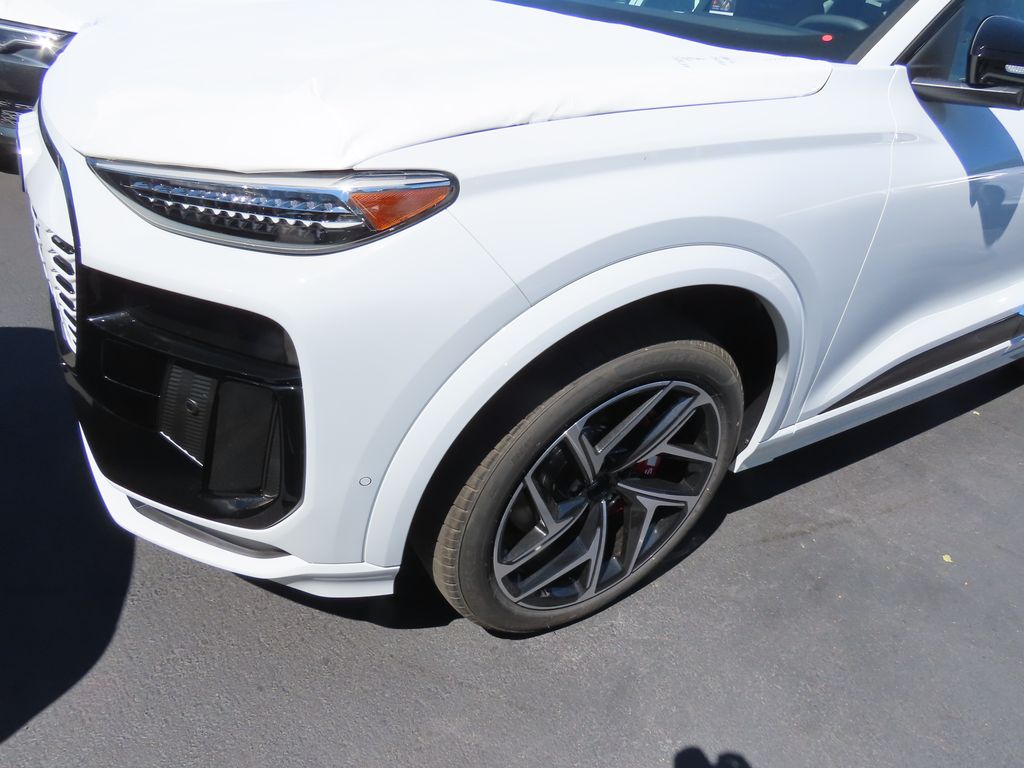 Thumbnail: 2025 Audi e-tron - 2
