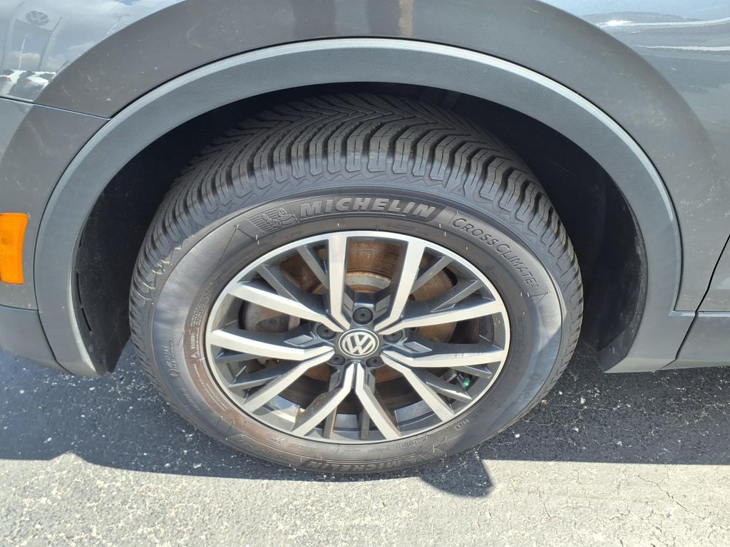 Used 2019 Platinum Gray Metallic Volkswagen 2.0T SE image 9