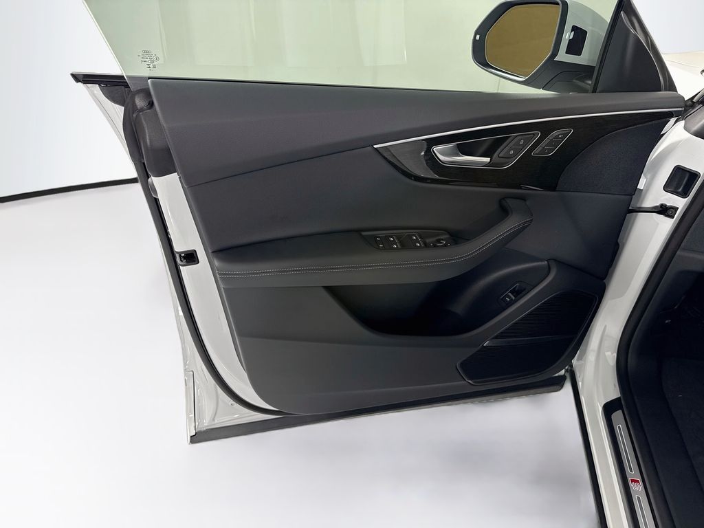 Thumbnail: 2026 Audi Q8 - 24