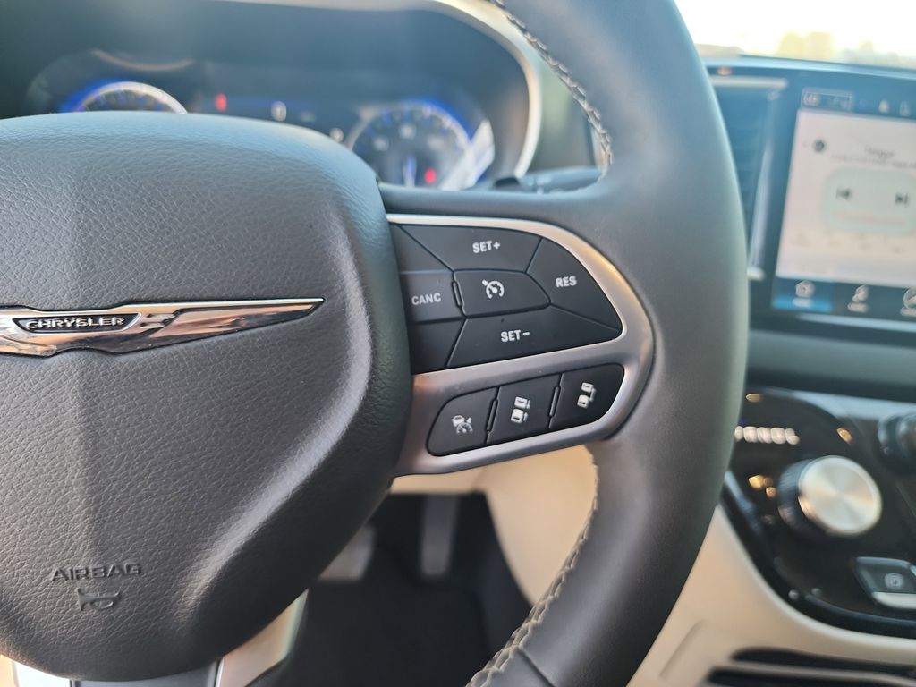 2024 Chrysler Pacifica Touring L photo