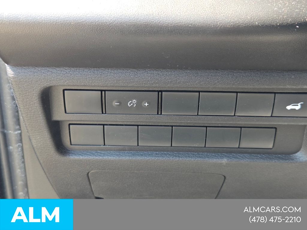 Used 2022  Mitsubishi SE image 29