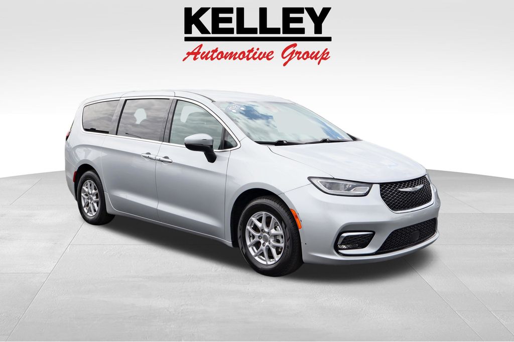 Silver Mist Clearcoat 2023 Chrysler Pacifica Minivan Front-Wheel Drive 9-Speed Automatic
