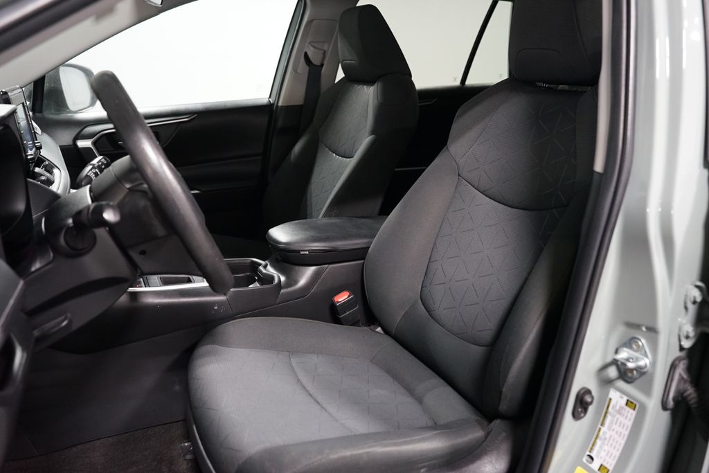 Thumbnail: 2021 Toyota RAV4 - 6