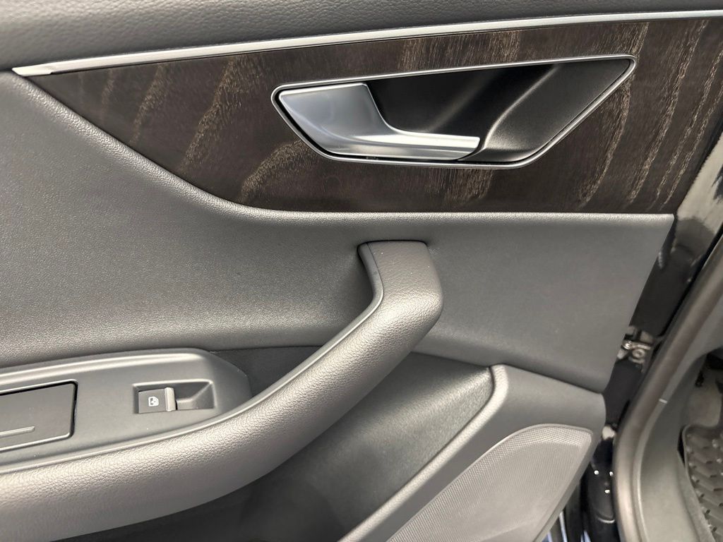 Thumbnail: 2023 Audi Q8 - 21