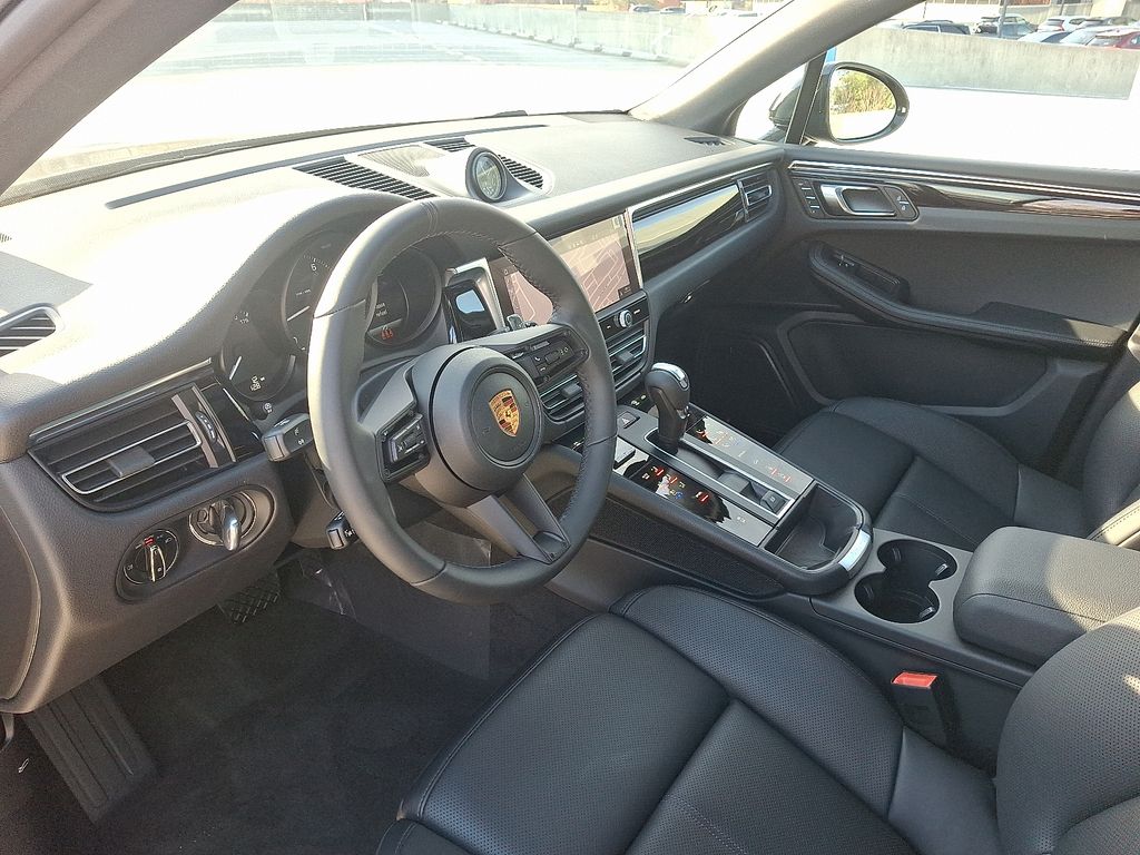 Thumbnail: 2026 Porsche Macan - 4