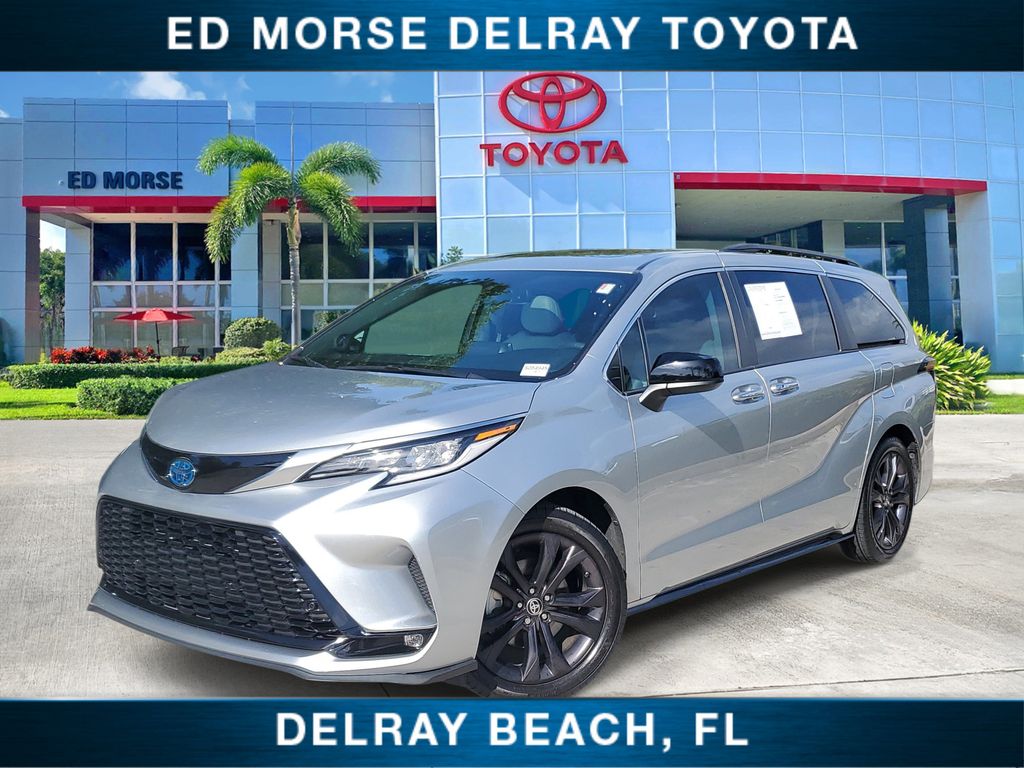 Celestial Silver Metallic 2022 Toyota Sienna XSE 7-Passenger FWD Minivan Front-Wheel Drive Continuously Variable Transmission