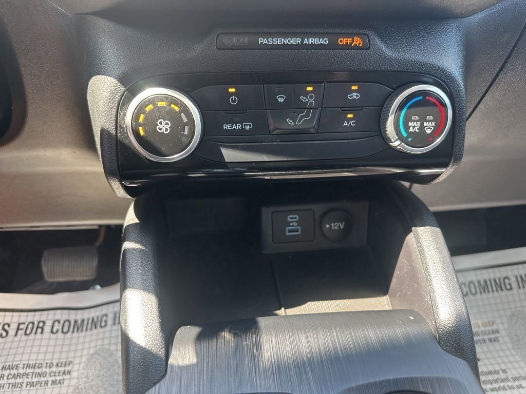 2022 Oxford White Ford Escape SE FWD SUV