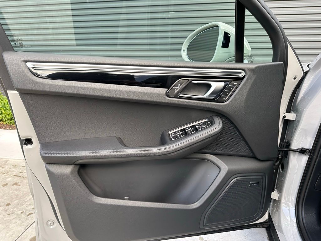 2025 Porsche Macan  14