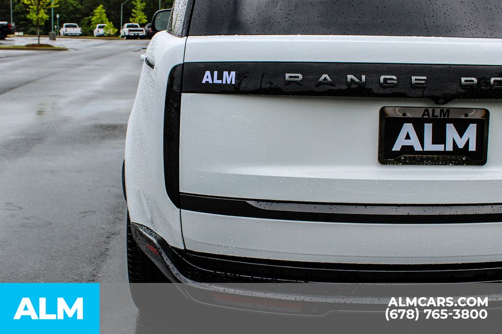 Used 2023 White Land Rover SE image 13