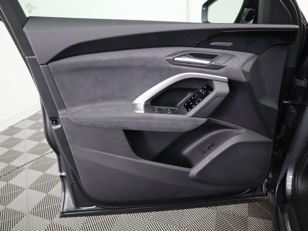 2025 Audi SQ5  26