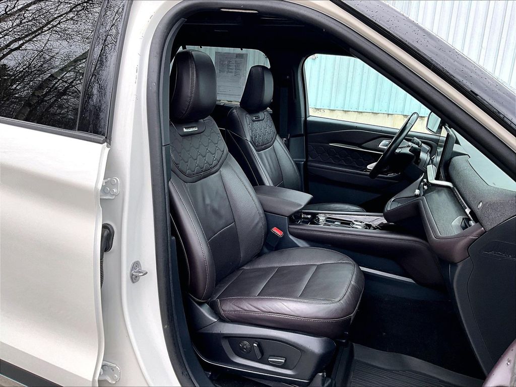 2025 Ford Explorer — photo 11