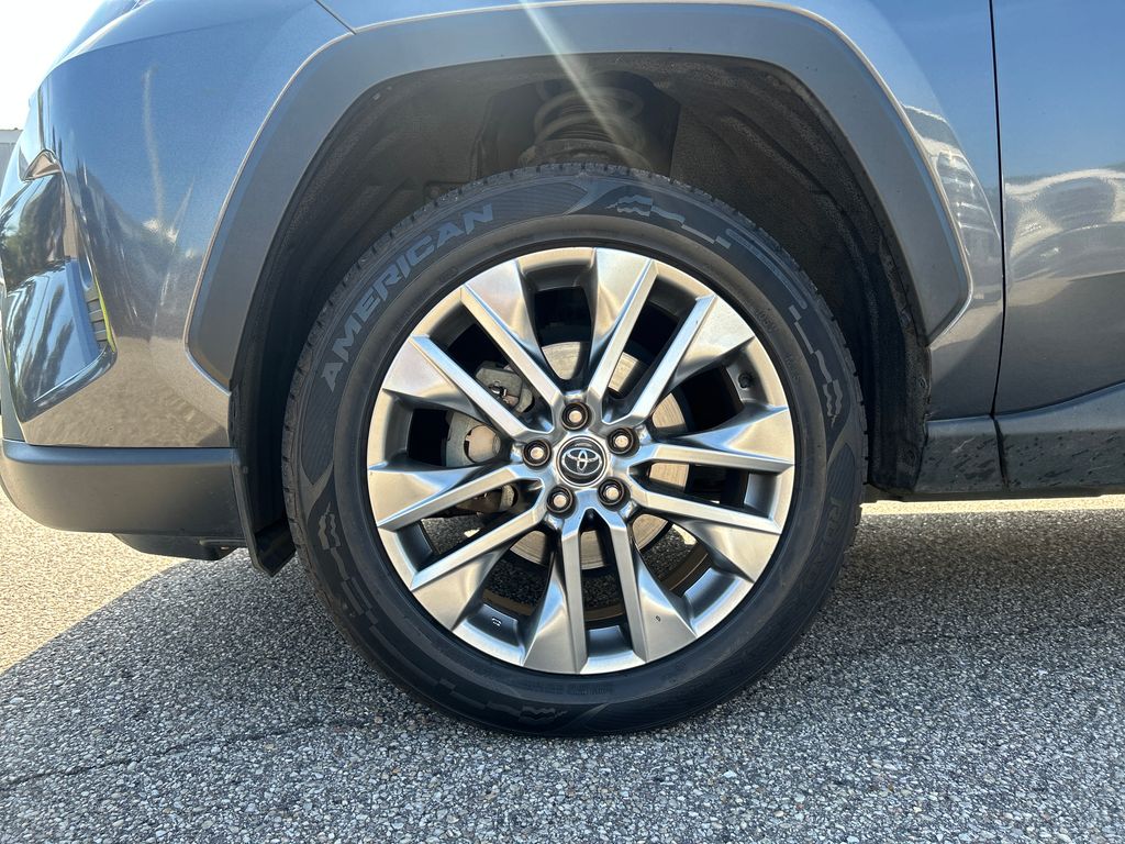 Used 2021 Gray Toyota XLE Premium image 6