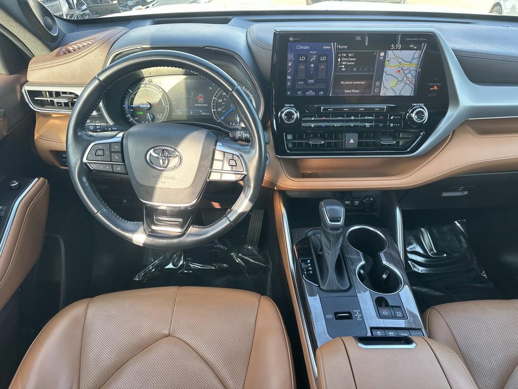Thumbnail: 2021 Toyota Highlander - 18