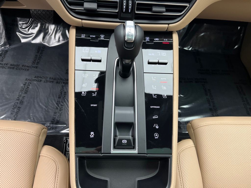 Thumbnail: 2026 Porsche Macan - 16