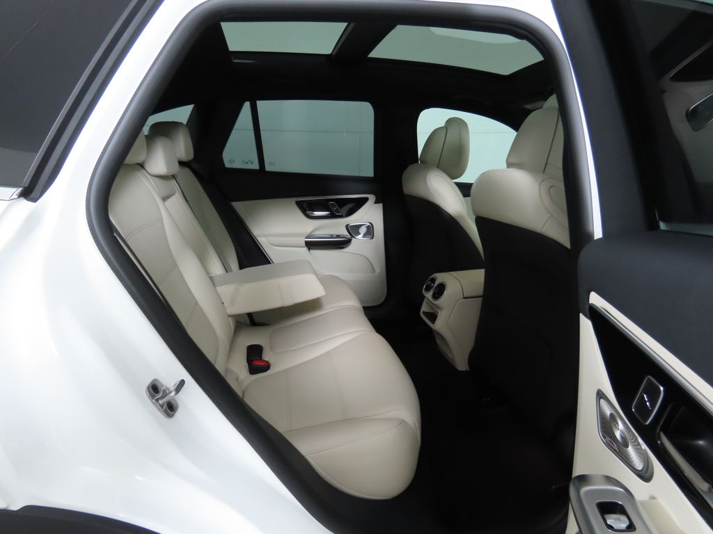 2025 Mercedes-Benz GLC 300 23