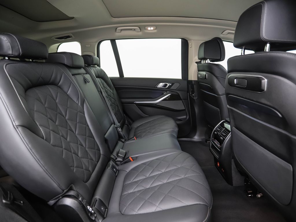 Thumbnail: 2025 BMW X7 - 32
