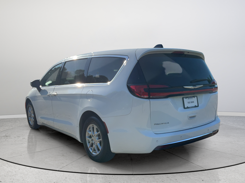 Used 2023 Chrysler Pacifica Touring L 4D Passenger Van